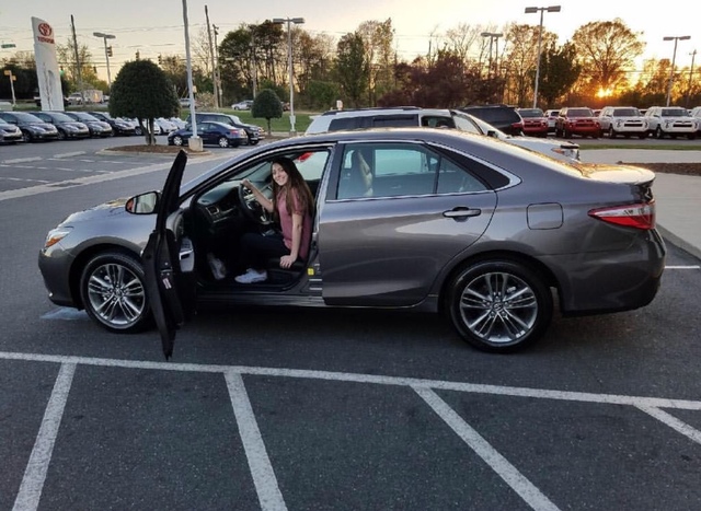 Mi mamà y mi papà me dieron mi primer coche