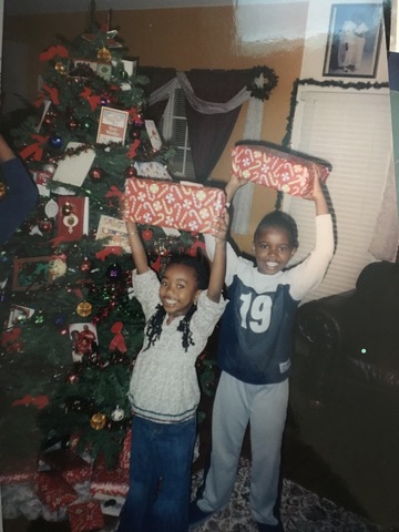 Mi hermano y yo decoramos el árbol de Navidad y dimos y recibimos regalos.