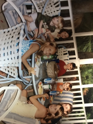 Mi hermano y yo pasamos tiempo con amigos.