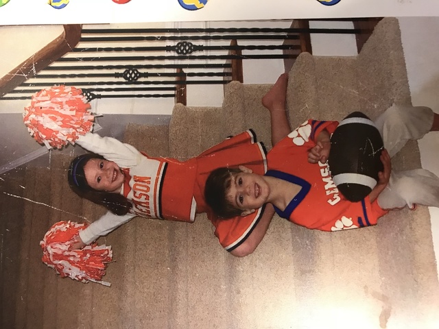 Mi hermano y yo miramos fútbol Americano.