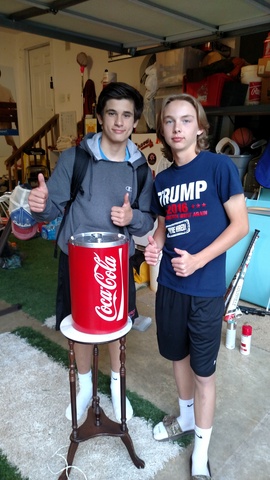 Mi amigo y yo completamos nuestros proyecto del sociales y hicimos un 100