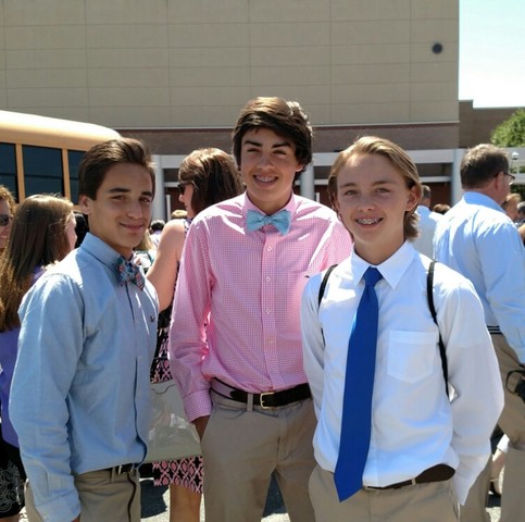 Mis amigos y yo terminamos la escuela media