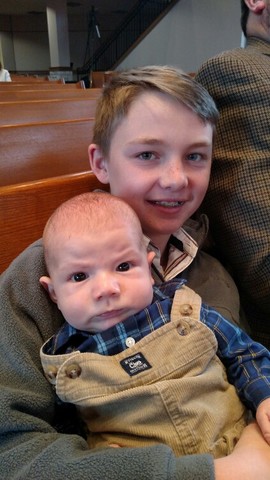 Yo tomé un foto con mi primo durante la iglesia