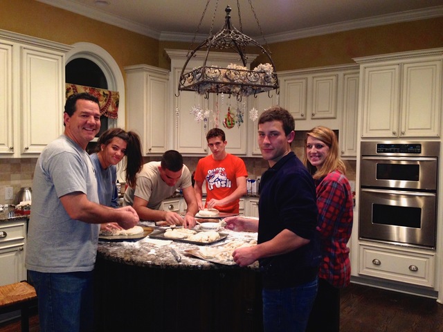 mi familia y yo hicimos pan de Santa para Navidad. Esto es tradición