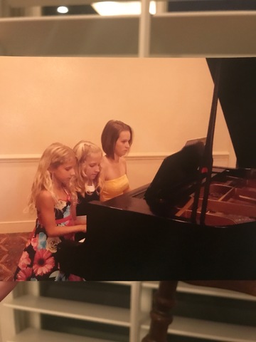 Yo toqué el piano con mis hermanas.