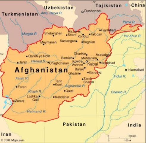 URSS-Invade Afganistán.