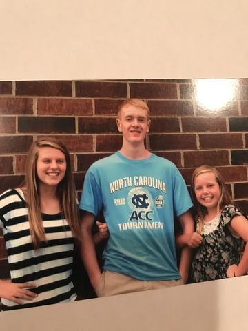 Mi hermana y yo fuimos a la cena para celebrar el cumpleaños de mi primo Brandon.