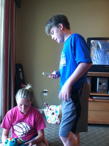 Él y yo fuimos a la playa y nadamos y pescamos.