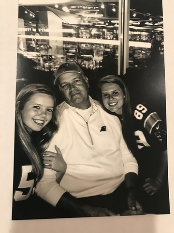 Mi familia fuimos al partido de fútbol americano para ver los jugadoras jugaron.