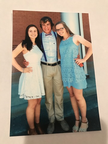 Mis mejores amigos balilamos en la escuela.