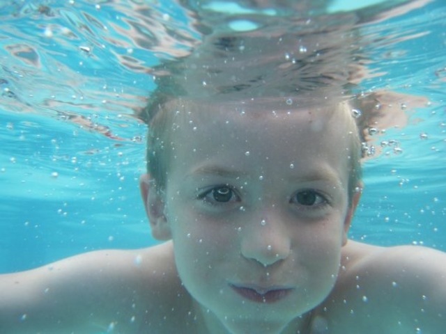 nadé en una piscina