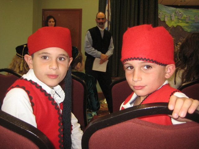 Mi amigo y yo celebramos el Día de la Independencia de Grecia.