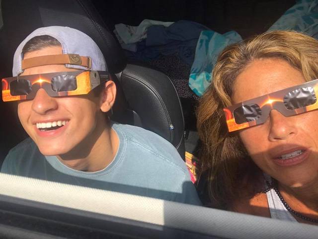 Mi mamá y yo vimos el eclipse solar.