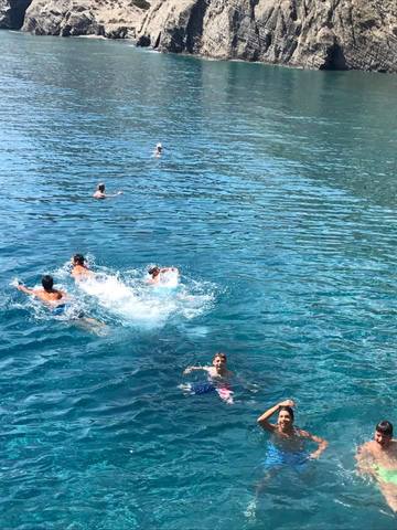 Yo nadé en Grecia este verano pasado con todos mis primos y amigos.