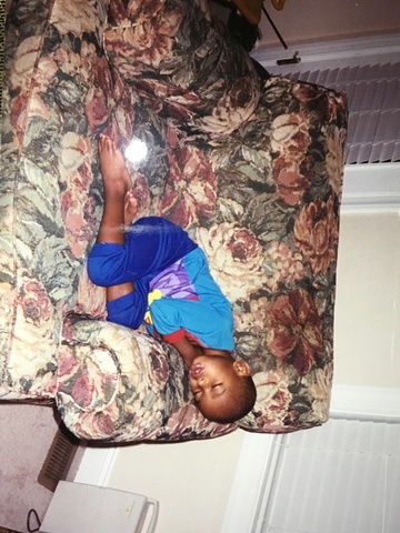 Yo dormí en el sofá por que estaba cansado.