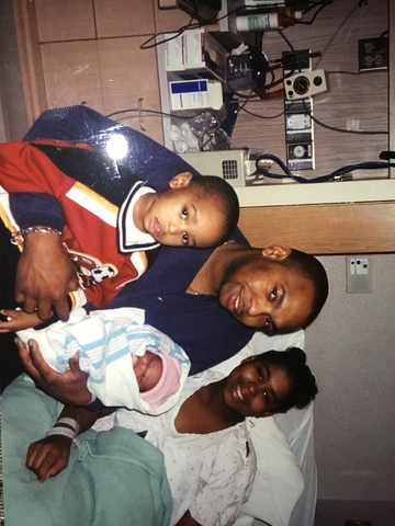 Mi hermana era nació en 2004.