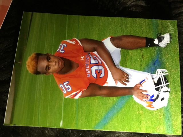 Yo jugué fútbol americano para Marvin Ridge.