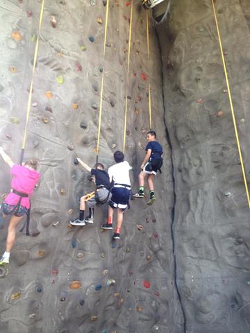 Mis amigos y yo escalamos en el centro de rafting.