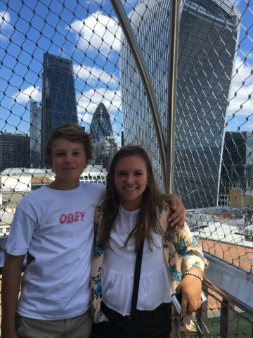 Mi familia va a Inglaterra.