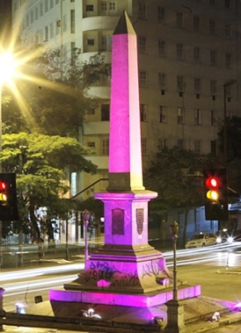 Pirulito se ilumina de rosa em campanha ao combate do câncer de mama