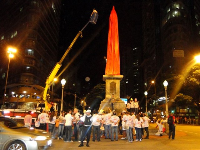 Pirulito se veste com preservativo gigante