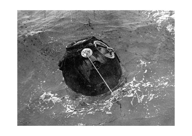 Soviet zond5 orbits moon and returns to earth
