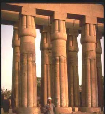 Columnas Lotiformes cerradas, Luxor, Egipto