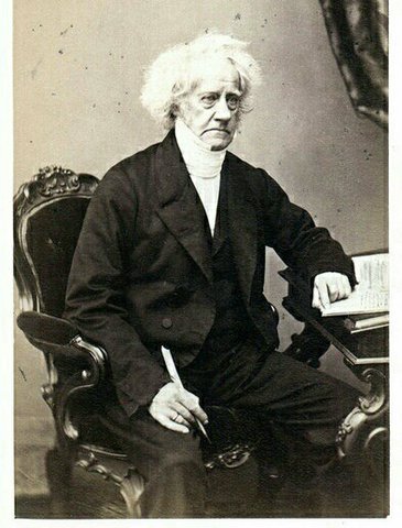 John F. W. Herschel (1792- 1871): hijo del famoso astrónomo Sir William Herschel, el descubridor del planeta Urano.  A su regreso a Londres todavía tomó 9 años máspara publicar sus "Observaciones de El Cabo", en vista de que: Todas las observaciones.