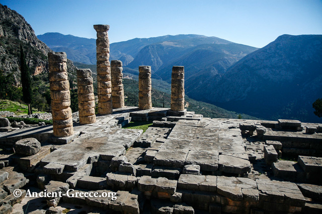 Earthquake destroys Temple of Apollo at Delphi