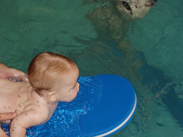 חוג שחייה ראשון