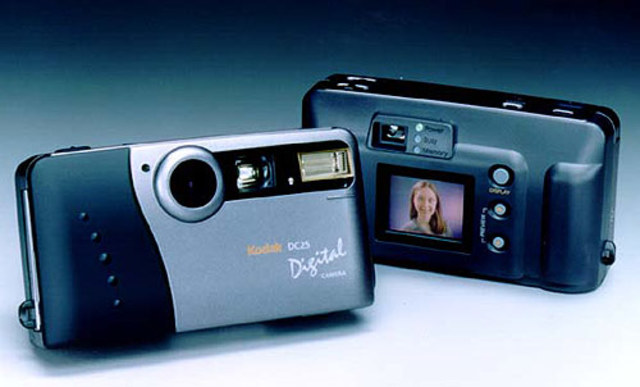 1996:  Kodak® lanza el modelo DC-25 de 1 megapixel