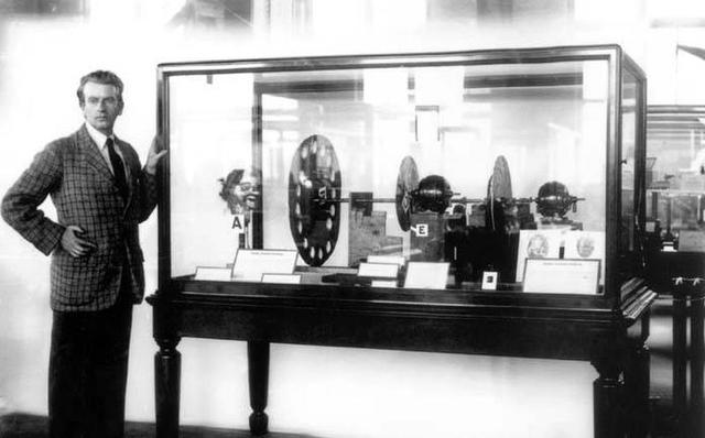 John Logie Baird té la primera experiència televisiva real