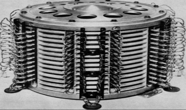 Usaban cilindros magnéticos para almacenar información e instrucciones internas.