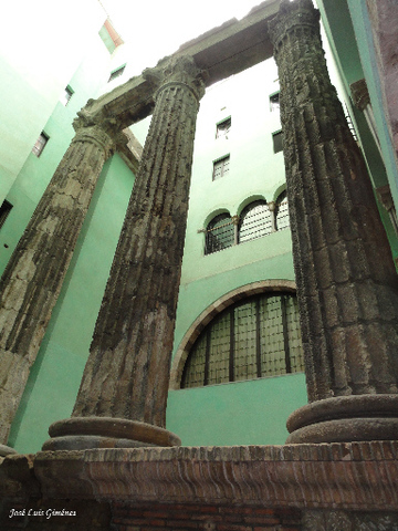 Edificació del temple d’August.