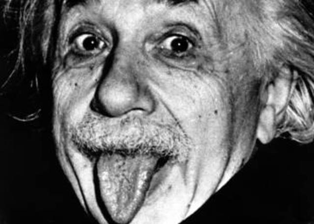 Einstein publica su teoría de la relatividad