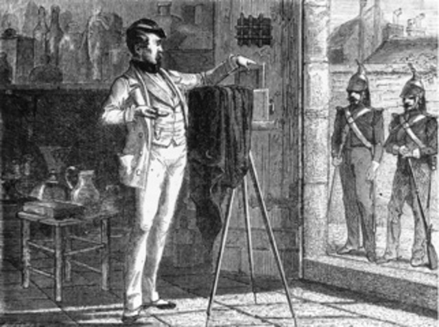 Abel Niépce de Saint descubrió  la forma de reemplazar el papel por el vidrio