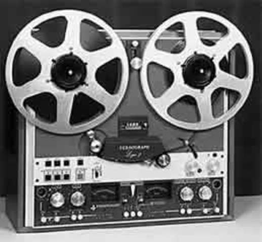 Se empiezan a comercializar los grabadores de cinta magnética