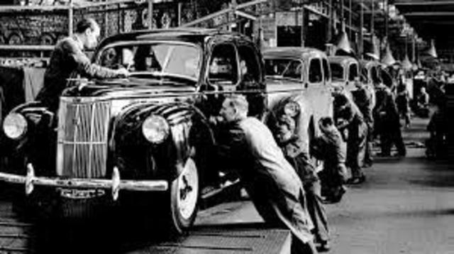 Producción masiva de autos Comienza la producción masiva de automóviles en Francia y Estados Unidos. Las primeras compañías creadas para fabricar automóviles fueron las francesas Panhard et Levassor y Peugeot.