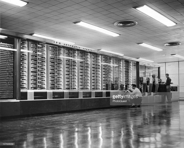 Construcción del primer ordenador a gran escala a base de relés electromecánicos