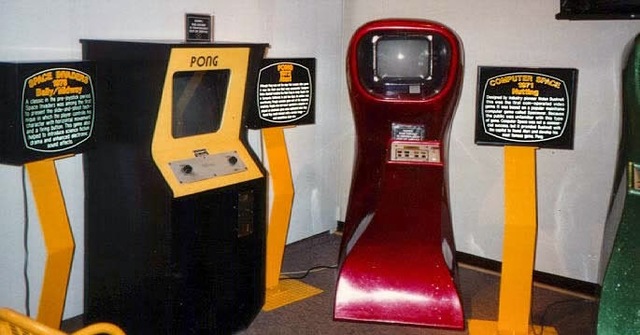 a.c : artefacto con fuego , un órgano de viento , una máquina operada mediante una moneda