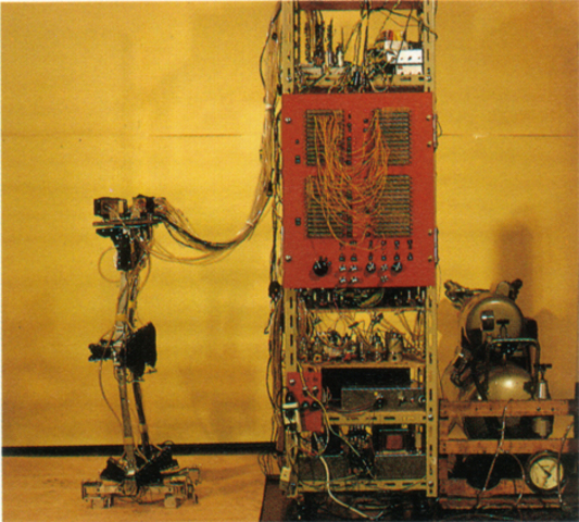 La primer maquina caminante controlada por computadora fue creado por Mcgee y Frank en la University of South Carolina