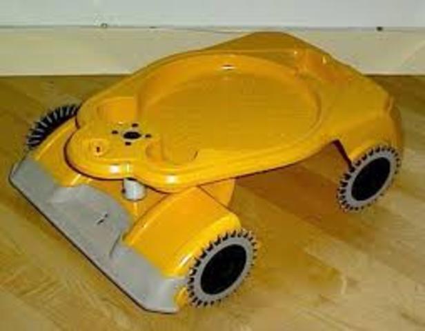 Personal Robots presentan el robot Cye. Realizaba una variedad de labores domésticos como entregar el correo, cargar trastos y aspirar. Fue creado por Probotics Inc.