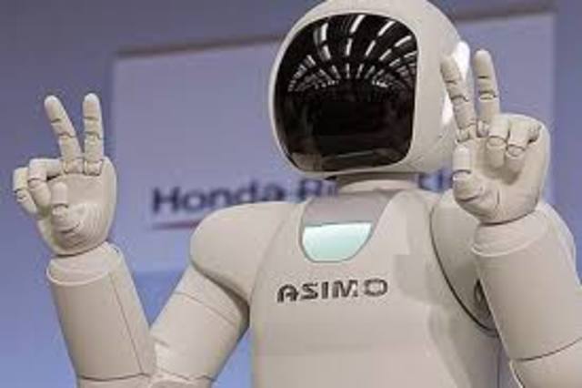 Honda creó el Advanced Step in Innovative Mobility (ASIMO). Su intención era la de ser un asistente personal. Reconoce la cara de su dueño, la voz y nombre. Puede leer email y es capaz de transferir video de su cámara hasta una PC