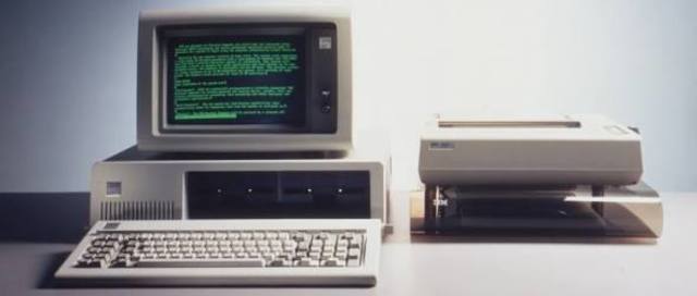 El IBM saca su ordenador personal PC a la venta.