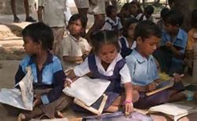 Durante sus primeros meses en la escuela, Francisco no aprende mucho inglés, pero sí gana un premio de arte.