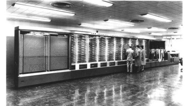 Ordenadores creados con válvulas electrónicas (tubos de vacio) como el MARK I