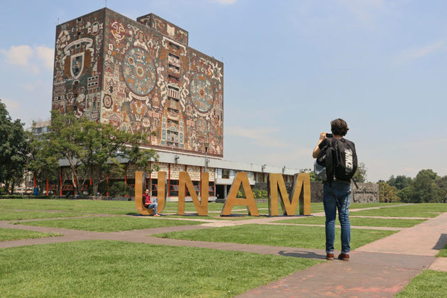 Se inicia el programa UNAM-E.U de educación a distancia y servicios en línea, con la transmisión de la primera videoconferencia
