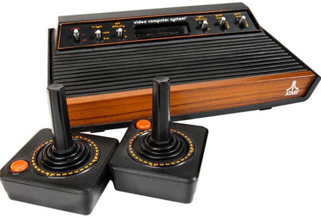 Atari lanza su primera máquina de juegos, Pong. La compania se fundo el mismo año por Nolan Bushnell.