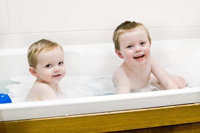 Die Jungen werden Freunde