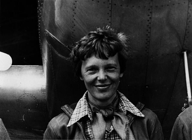 Amelia Earhart desaparece en el Océano Pacífico